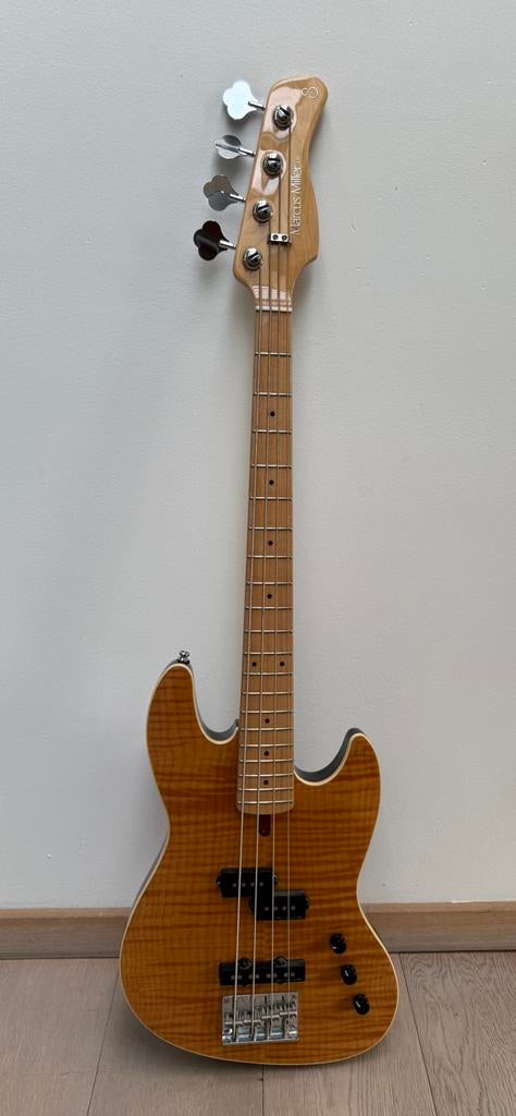 Sire Markus Miller short scale bass, Muziek en Instrumenten, Ophalen, Zo goed als nieuw, Elektrisch