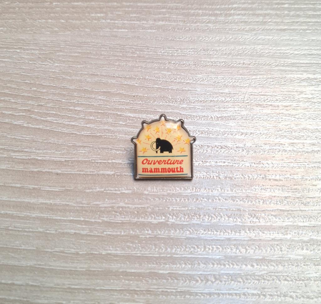 PIN - OUVERTURE MAMMOUTH, Collections, Envoi, Utilisé, Autres sujets/thèmes, Insigne ou Pin's