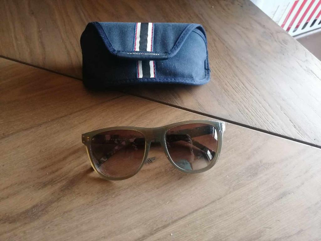 Tommy Hilfiger dames zonnebril met bijpassende brillendoos, Handtassen en Accessoires, Ophalen of Verzenden, Gebruikt, Zonnebril