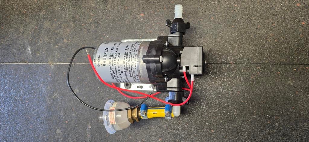 Pompe à eau Shurflo 2095-403-443, 12 volts, Caravanes & Camping, Enlèvement, Comme neuf