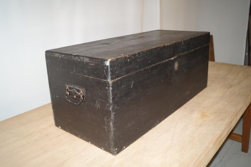 Caisse étroite en bois noir antique L 77 cm P 33 cm H 31 cm, Moins de 50 cm, Enlèvement ou Envoi, 50 à 100 cm, Utilisé