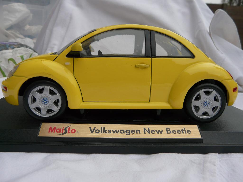 Maquette Maisto Volkswagen New Beatle à l'échelle 1:18, Hobby & Loisirs créatifs, Voitures miniatures | 1:18, Comme neuf, Voiture