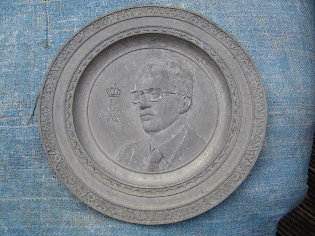 bord metaal koning Boudewijn 24 cm, Verzamelen, Ophalen of Verzenden, Gebruikt, Overige typen