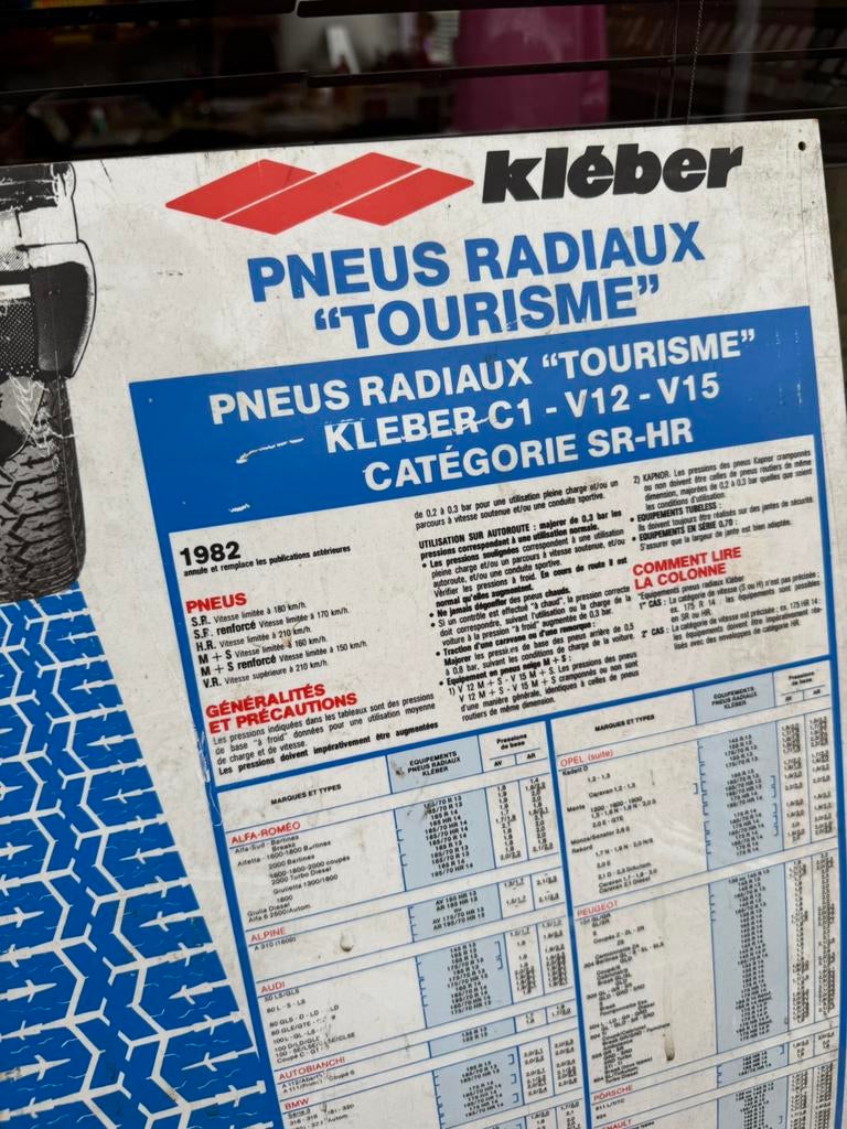 Panneau publicitaire sur les pneus Kleber 1982, Collections, Enlèvement ou Envoi, Comme neuf, Panneau publicitaire