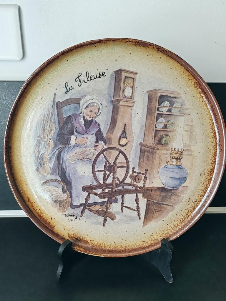 Vintage decoratief bord in geëmailleerd steengoed gesigneerd, Ophalen of Verzenden