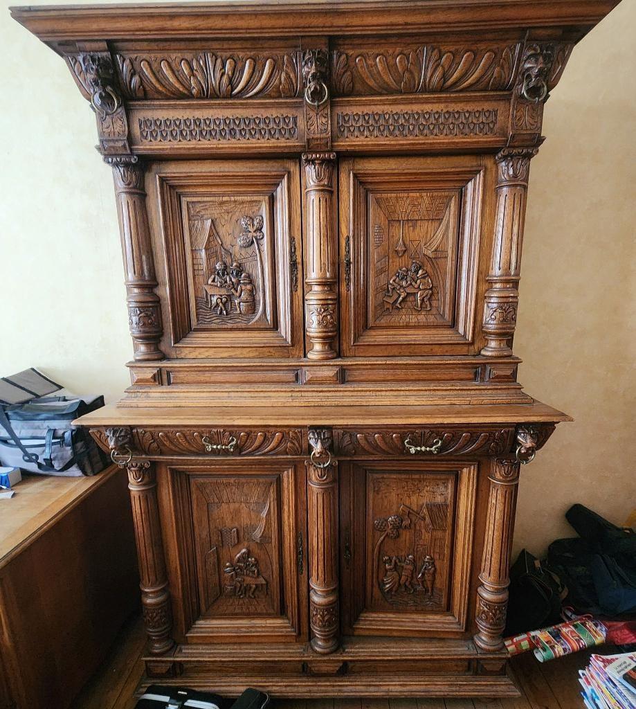 Leeuwenkop dressoir Vlaamse Renaissance in notenhout 18/19e?, Antiek en Kunst, Antiek | Meubels | Kasten, Ophalen