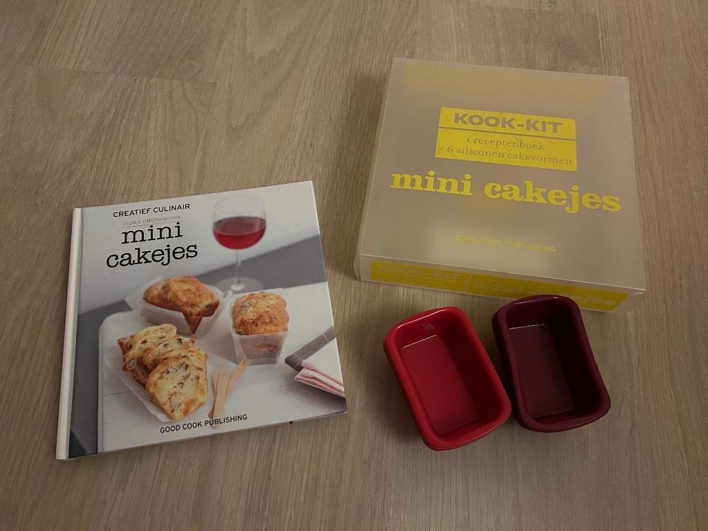 Kookboek mini cakejes + 6 bakvormen, Ophalen of Verzenden, Nieuw, Taart, Gebak en Desserts