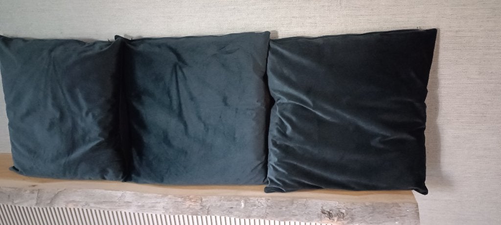 3 coussins velours noirs Ou coussin déco il est où soleil, Maison & Meubles, Enlèvement ou Envoi, Comme neuf