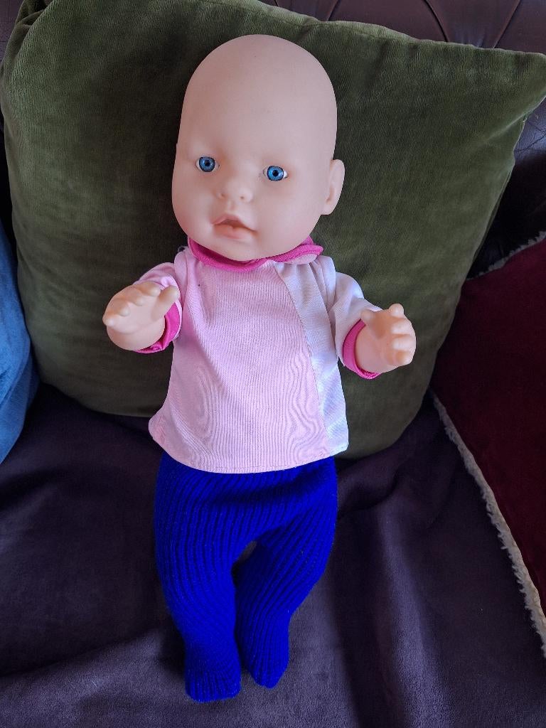 pop van 43 cm blauw broekje, Enlèvement ou Envoi, Comme neuf