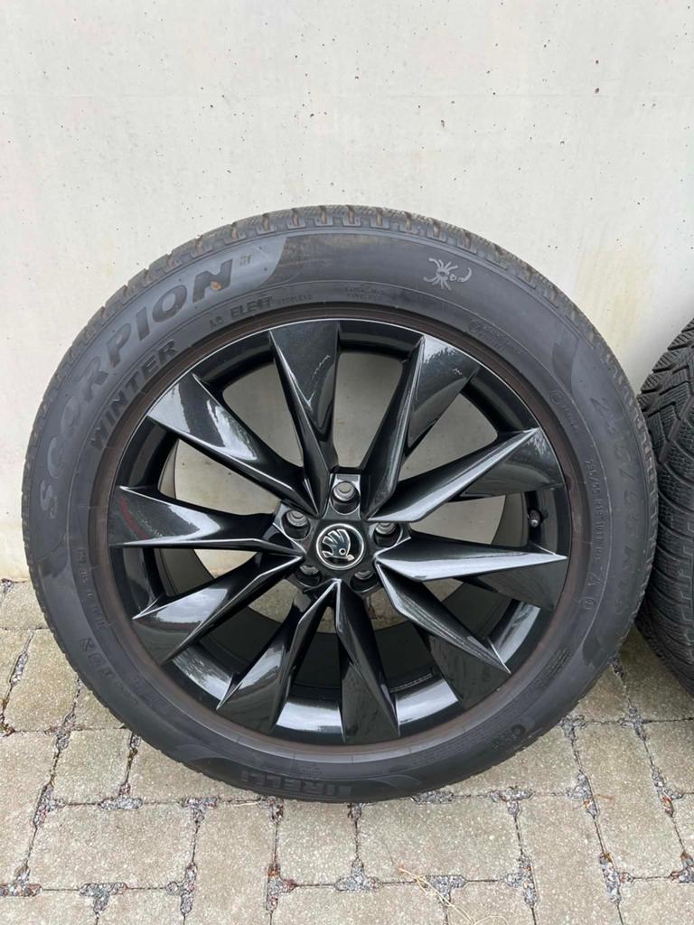 SKODA ENYAQ 19 INCH BREEDSET MET WINTERBANDEN, Auto-onderdelen, Banden en Velgen, Gebruikt, Banden en Velgen, Winterbanden, 235 mm