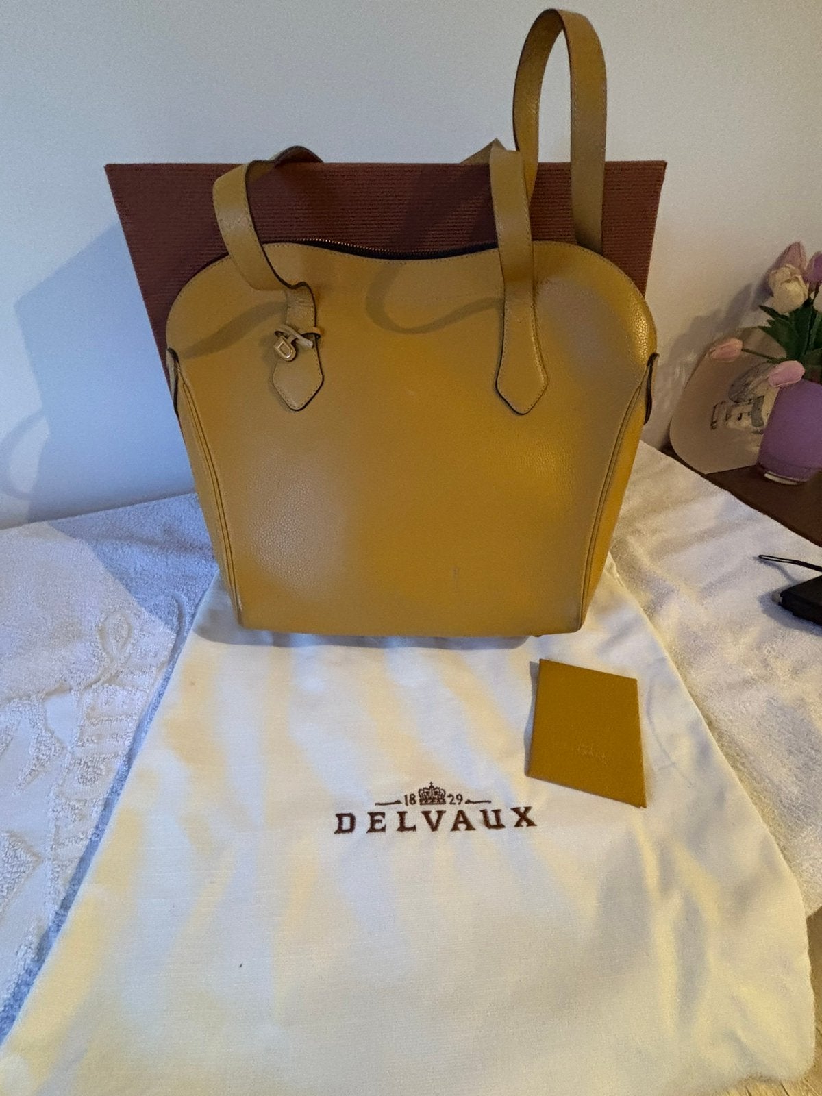 Sac à main Delvaux en jaune, Enlèvement ou Envoi, Comme neuf, Sac à main