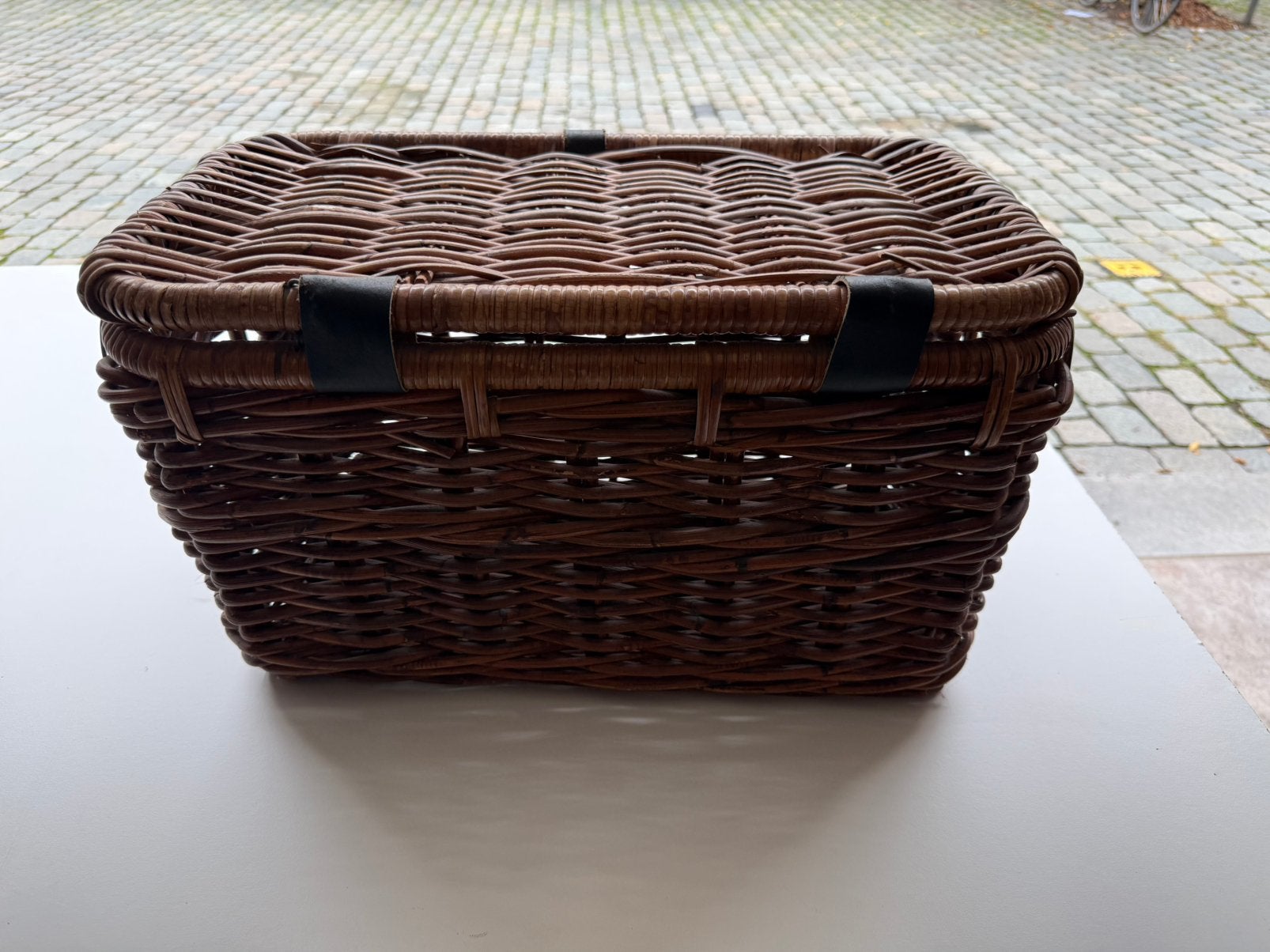 Prachtige gevlochten rieten mand - nieuwstaat met gesp 20 €, Huis en Inrichting, Ophalen, 50 tot 100 cm, Zo goed als nieuw, 50 tot 75 cm