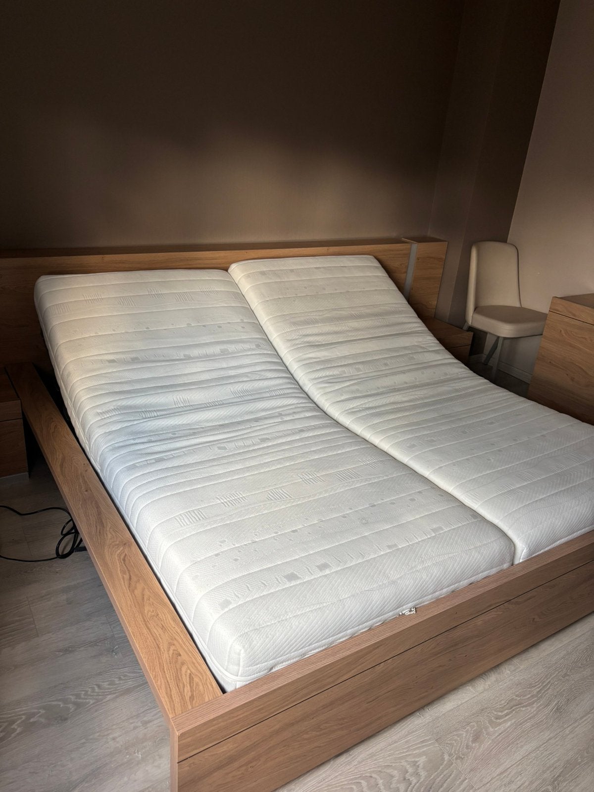 Bed met elektrische lattenbodems, Ophalen, Zo goed als nieuw