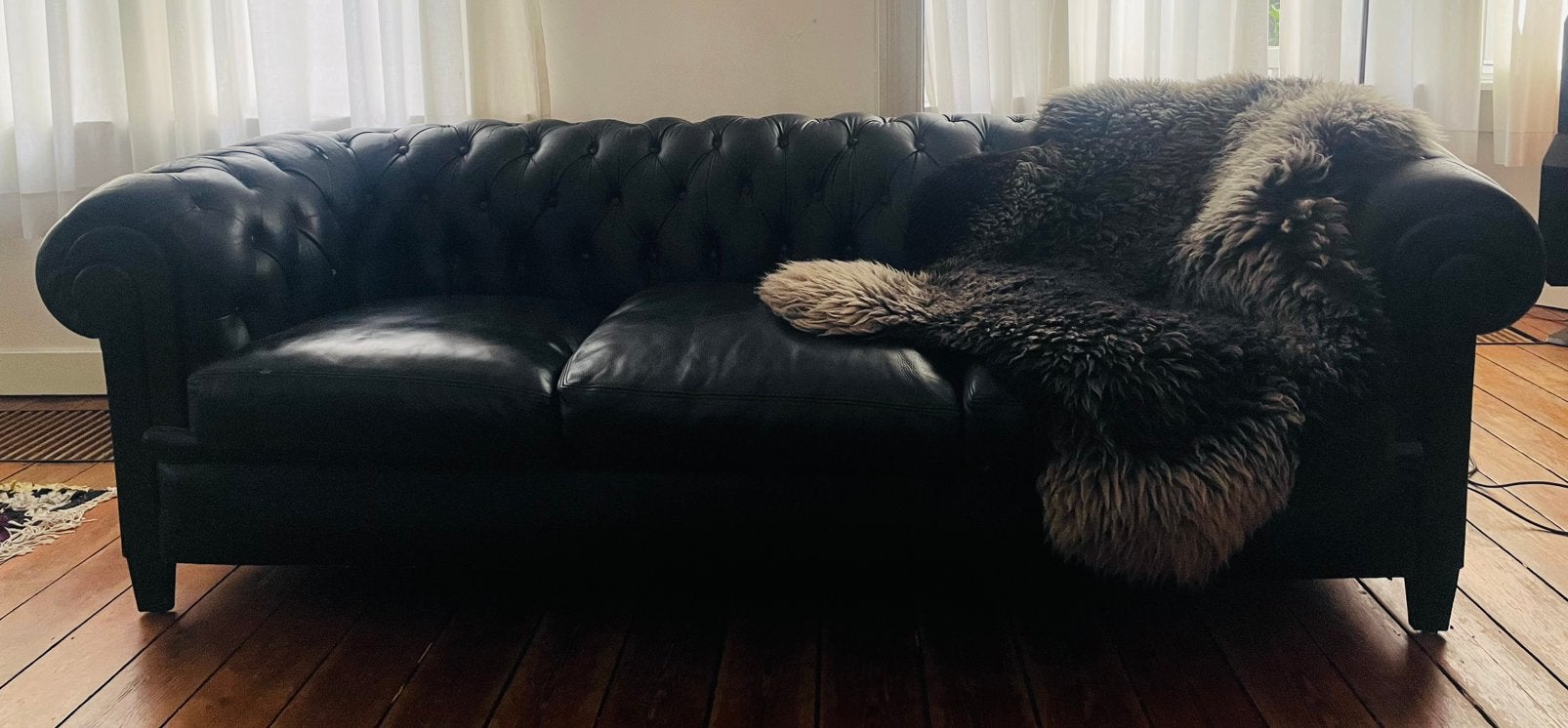 Stijlvolle vintage chesterfield in zwart leder., Huis en Inrichting, Ophalen, Gebruikt, Driepersoons, Rechte bank
