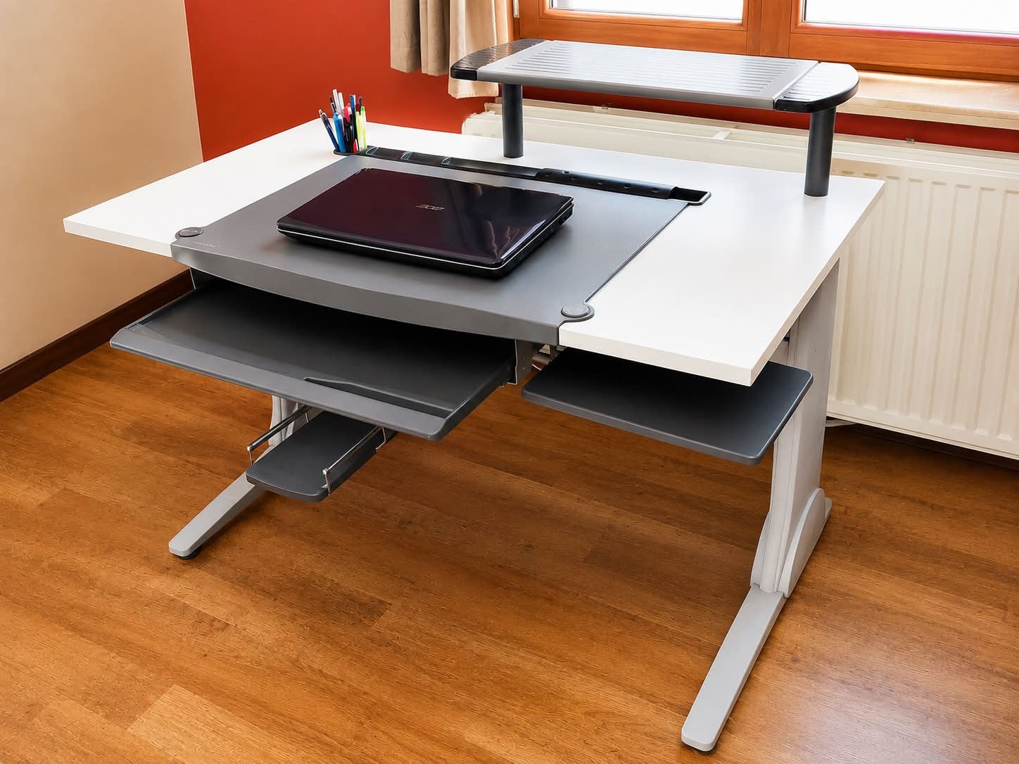 Laptop/computer bureau + gratis bureaustoel, Computers en Software, Laptoptafels, Ophalen, Zo goed als nieuw