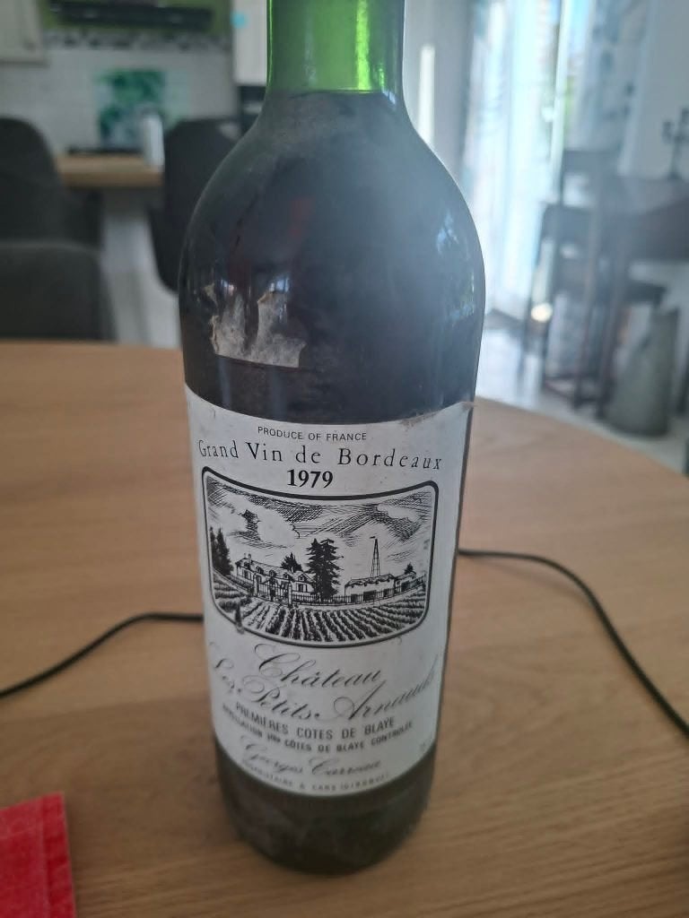 1 bout vin ancien Chateau les petits Arnauds 1979, Enlèvement, France, Vin rouge