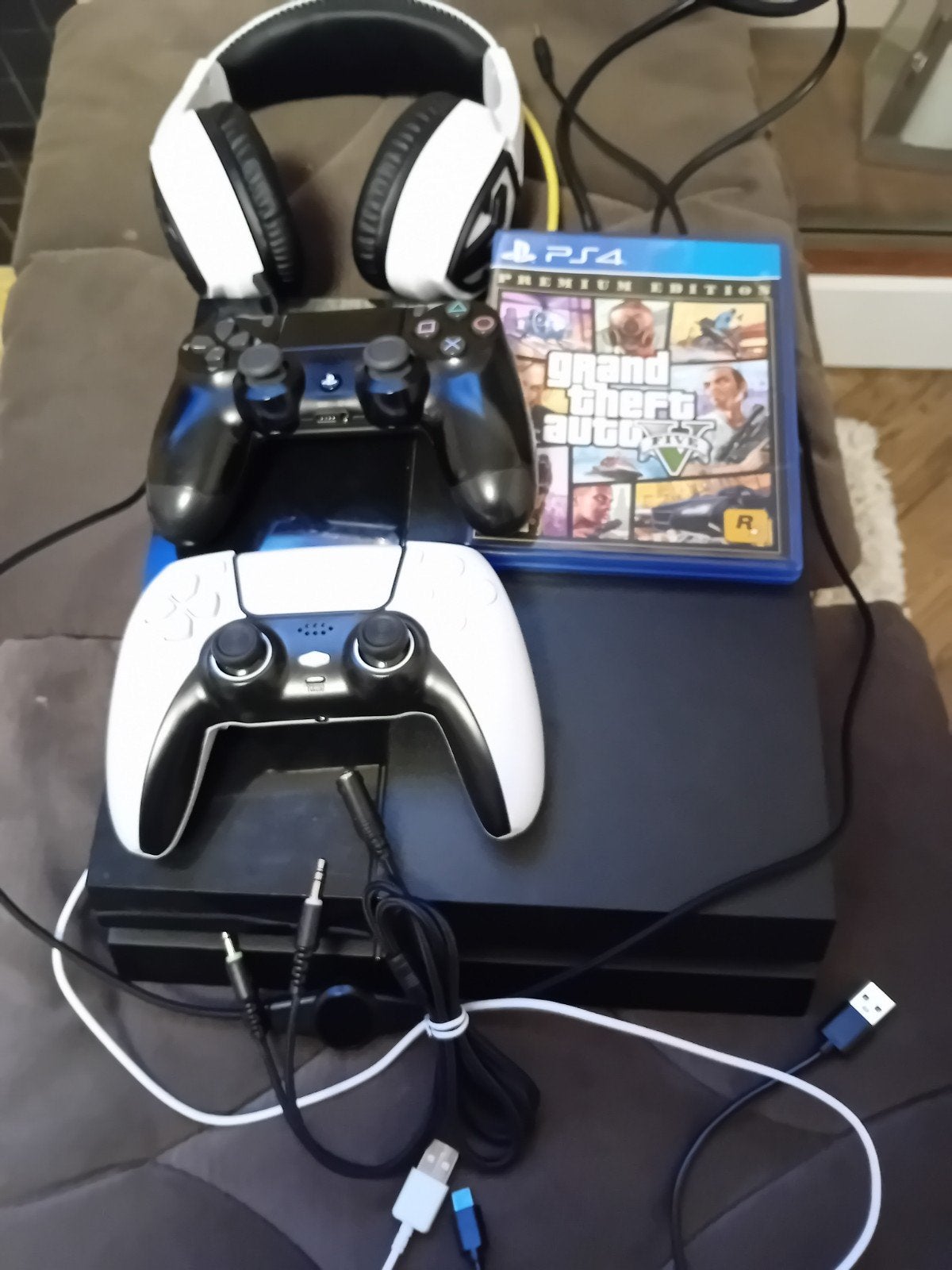 PS4 PlayStation 4 Console 2 Manettes, casque et Jeu GTA, Consoles de jeu & Jeux vidéo, Enlèvement ou Envoi, Utilisé