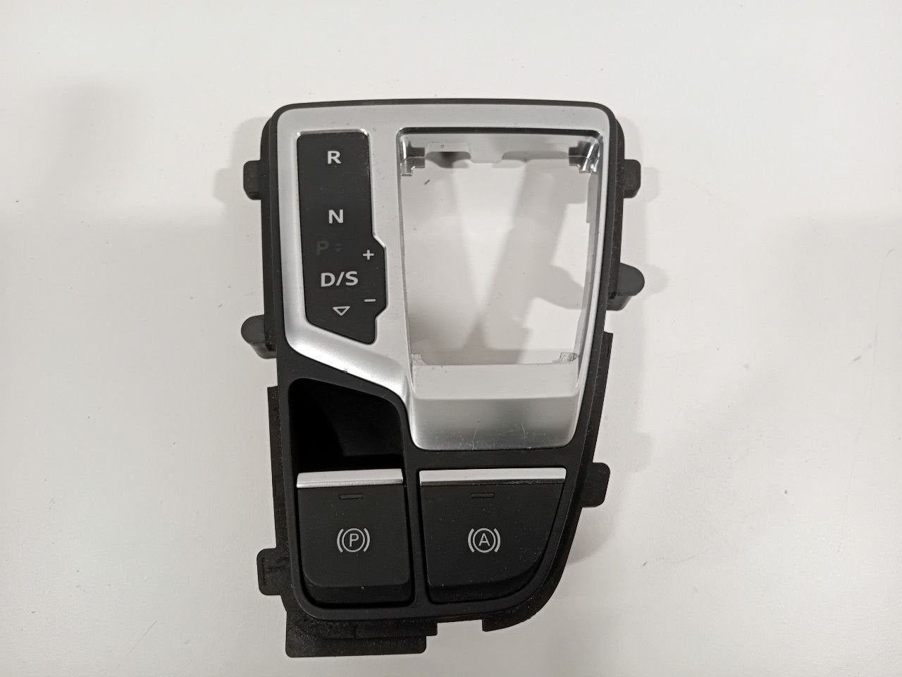 Afdekplaat Audi Q5, Autos : Pièces & Accessoires, Onderdelen@venauto.nl, Van der Ven Autorecycling B.V., Ettenseweg 76, 4706 PB Roosendaal, The Netherlands