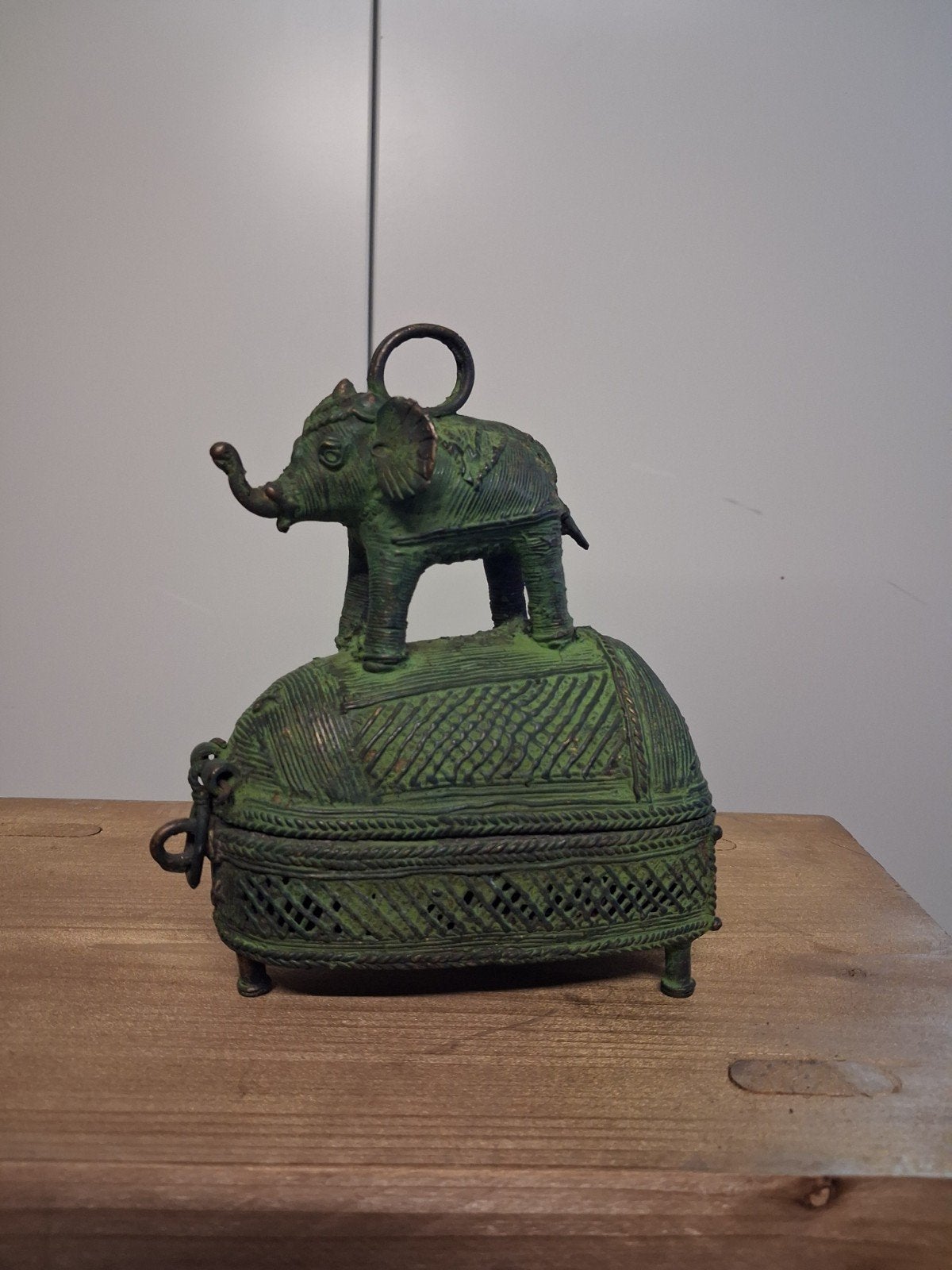 Bronzen doos India, Ophalen