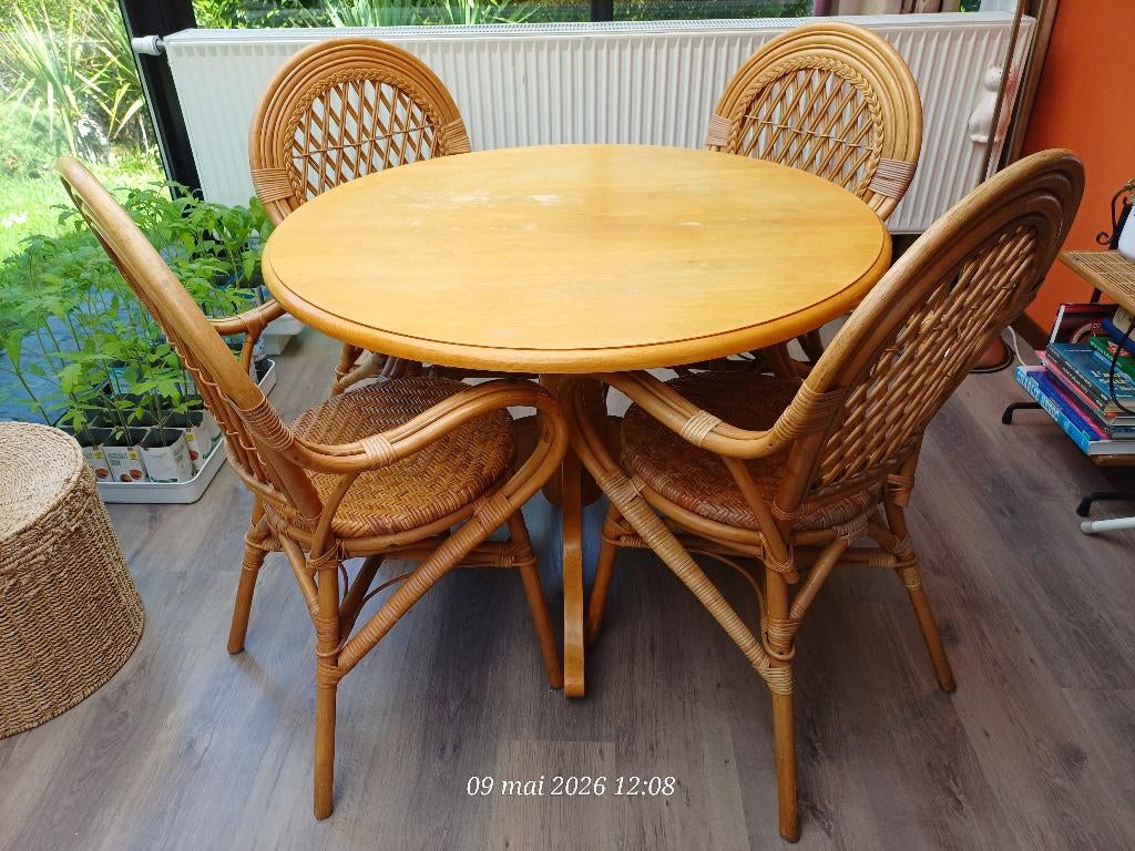 Table en bois ronde diamètre 102 cm avec 4 chaises en rotin, Maison & Meubles, Enlèvement, Rond