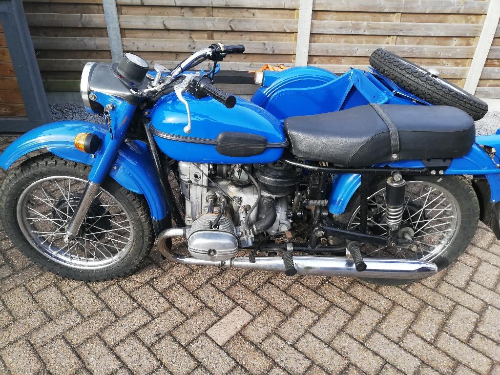 Ural avec side-car freiné, Motos, Motos | Side-cars, 12 à 35 kW, 2 cylindres, Transmission par cardan, Enlèvement