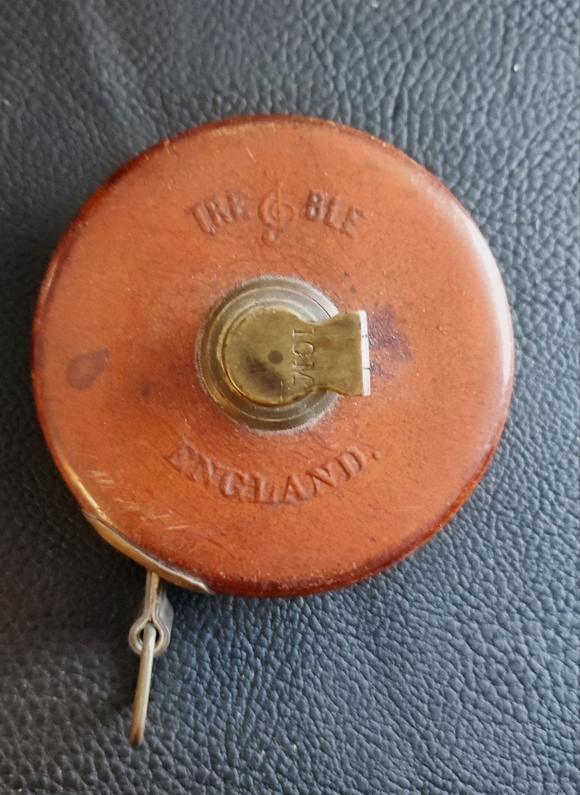 Met leder bedekte lintmeter Tre Ble England, Antiek en Kunst, Antiek | Gereedschap en Instrumenten, Ophalen of Verzenden