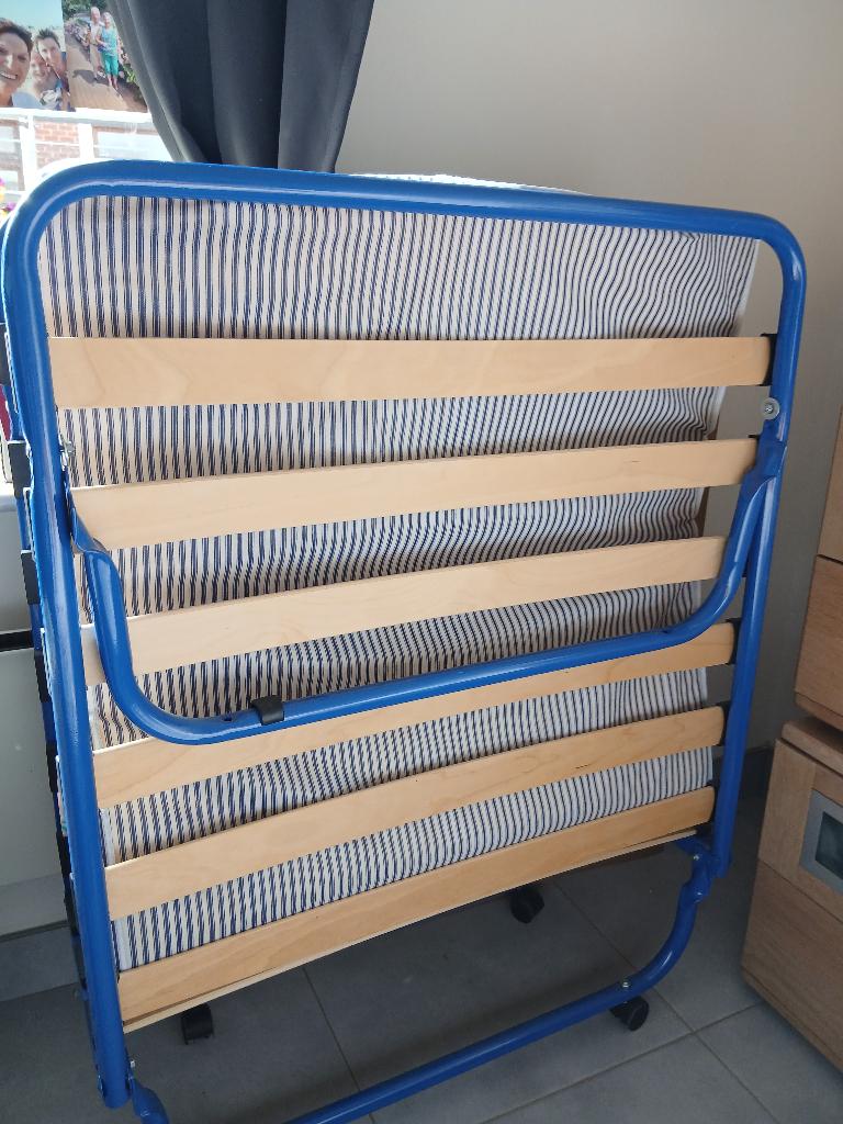 Te koop een klapbed en 2 kastjes, Ophalen, Zo goed als nieuw