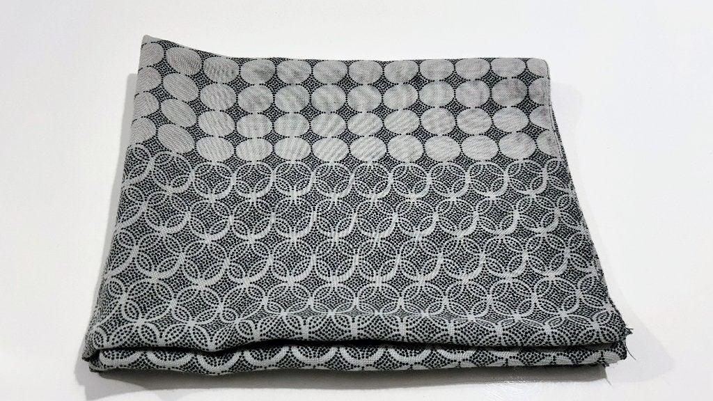Grijze foulard met geometrische print, Kleding | Dames, Mutsen, Sjaals en Handschoenen, Ophalen of Verzenden, Zo goed als nieuw