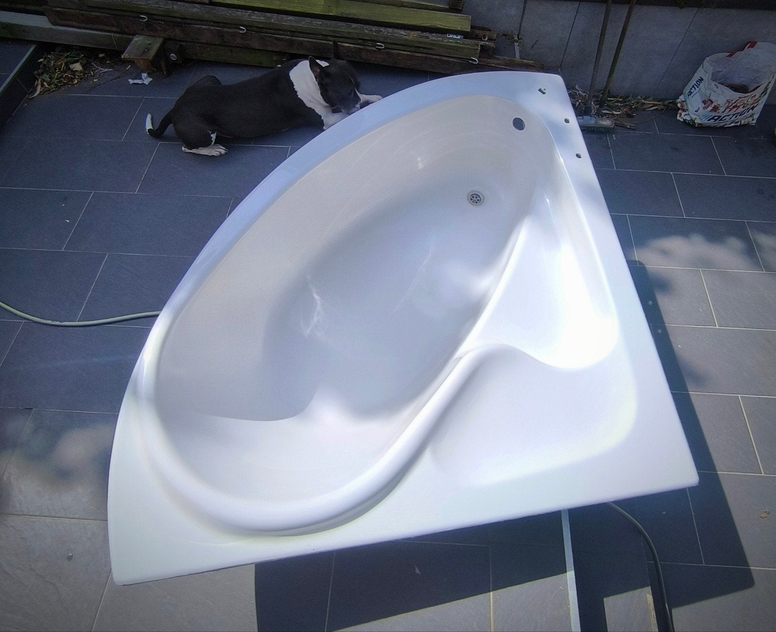 Grande baignoire d'angle, Maison & Meubles, Salle de bain | Salle de bain complète