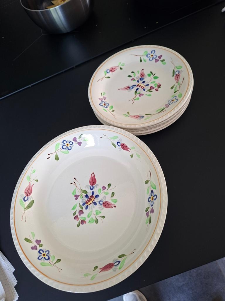 Assiettes BOCH LA LOUVIERE. Ressemble au modèle LONGCHAMPS, Ophalen