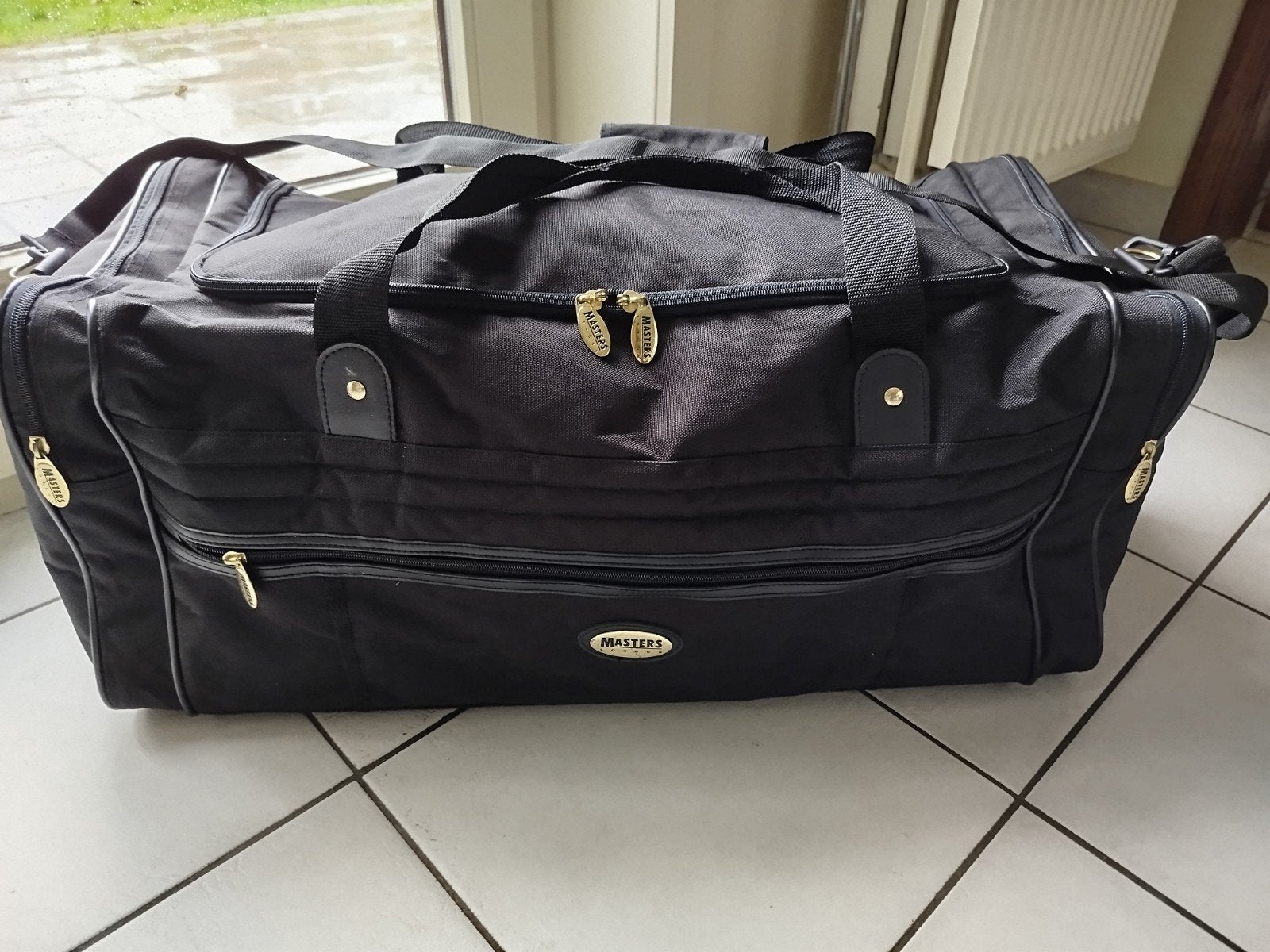 Sac de voyage noir, fermetures éclair latérales, sangle de t, Bijoux, Sacs & Beauté, Enlèvement ou Envoi