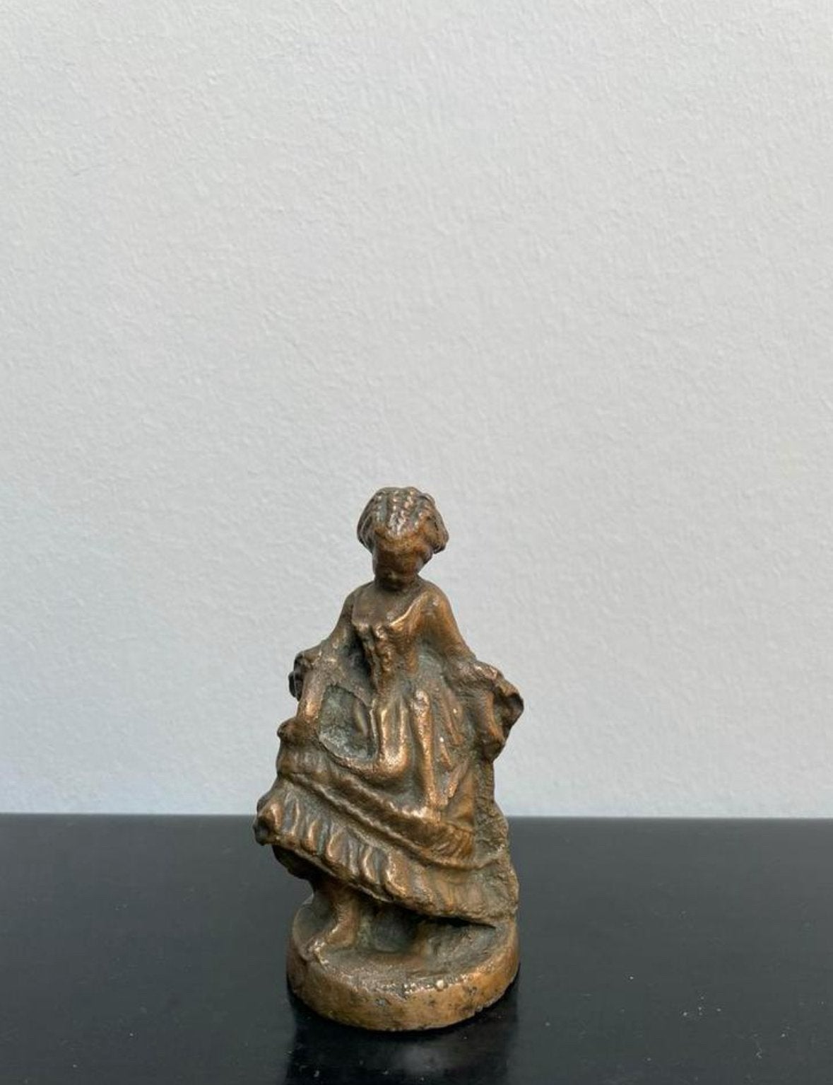 Antieke bronzen beeld dansend meisje gesigneerd, Ophalen of Verzenden