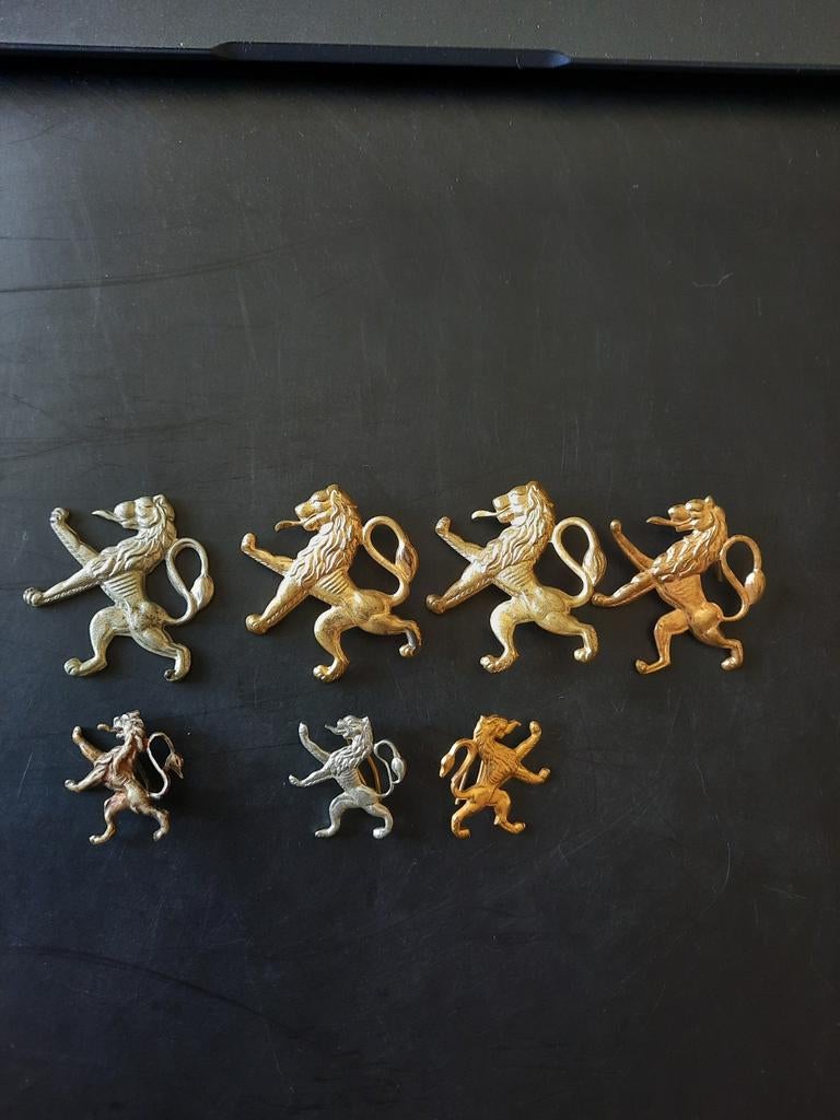 Lot insignes "lions" bérets et cols, Envoi