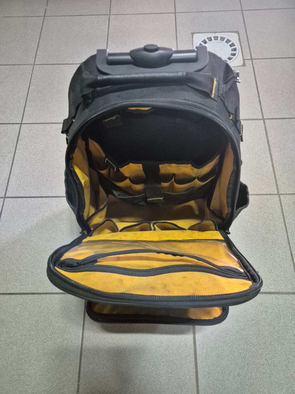 Dewalt werkrugzak met wieltjes, Ophalen, Wieltjes