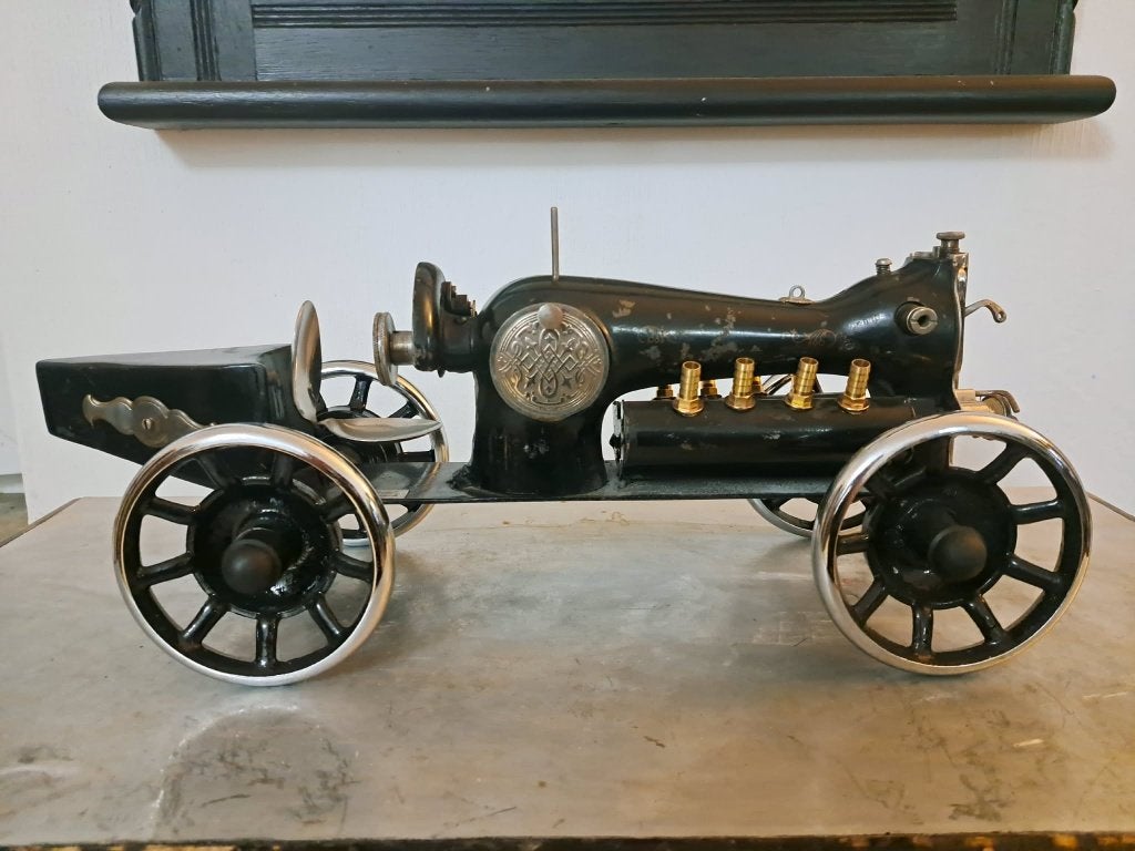 Sculpture voiture machine à coudre, Antiquités & Art, Marqué, Métal, Autres sujets, 50 - 100 cm