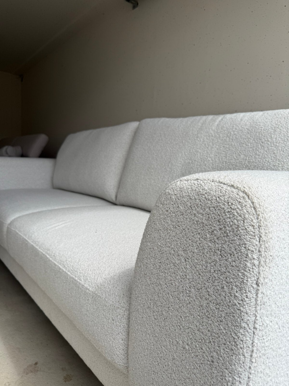 Belform bank in Alpine Champagne bouclé | Toonzaalmodel, Huis en Inrichting, Zetels | Zetels en Chaises Longues, Zo goed als nieuw
