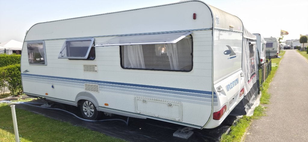 Trailer te koop, Caravans en Kamperen, Caravans, Particulier, tot en met 5, 1000 - 1250 kg, Adria, Lengtebed, Omvormbare zithoek