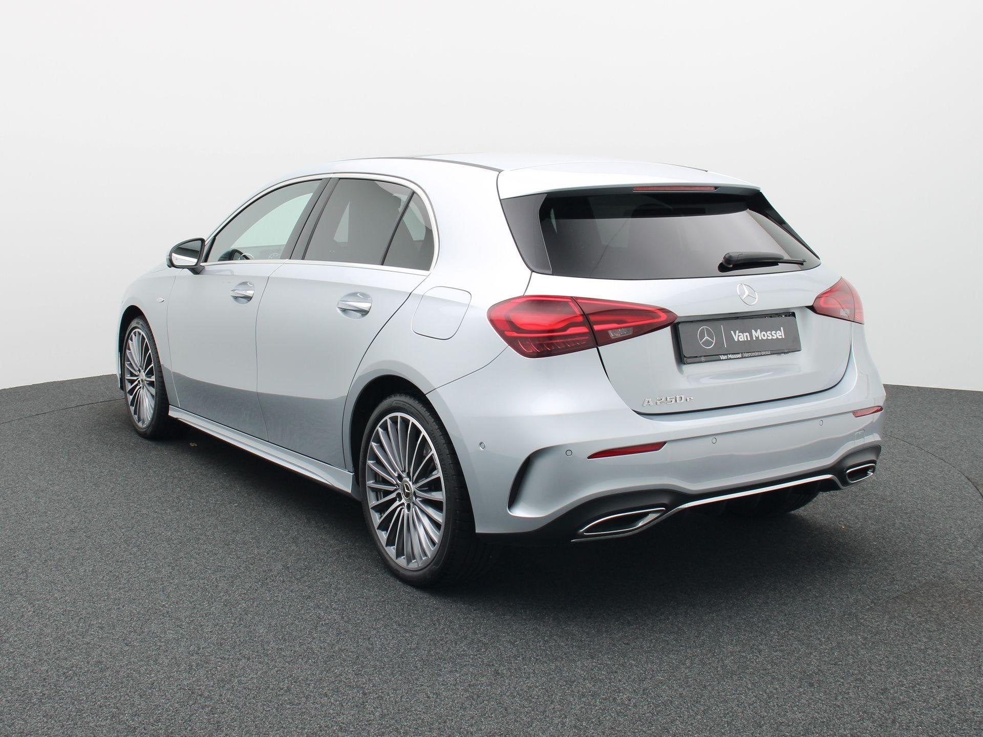 Mercedes-Benz A 250 e AMG Line + MULTIBEAM LED + PANO DAK +, Auto's, Dealer onderhouden, Stof, Gebruikt, Zwart