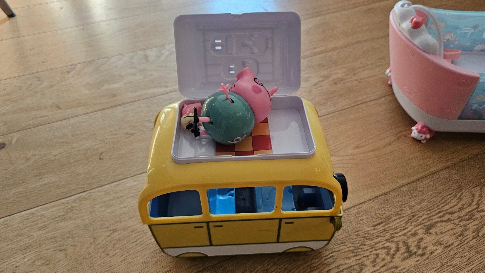 Peppa pig auto met poppetjes, Kinderen en Baby's, Speelgoed |Speelgoedvoertuigen, Ophalen