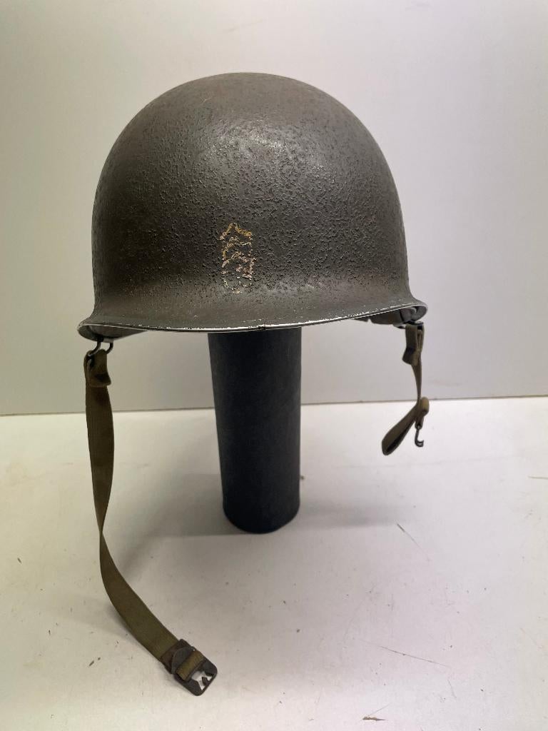 CASQUE US M1 PATTES MOBILES 100% Original WW2, Enlèvement ou Envoi, Armée de terre, Casque ou Béret
