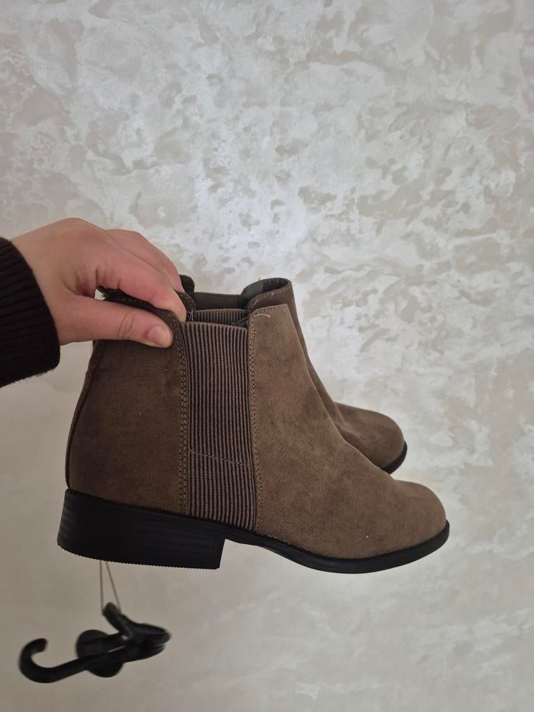 Bottines kaki Primark, Enlèvement