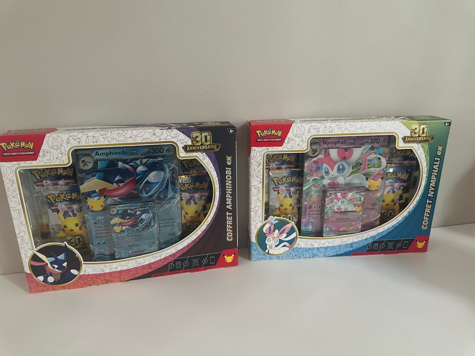Lot coffrets Pokémon 30e Anniversaire -Amphinobi & Nymphali, Enlèvement, Neuf, Booster box