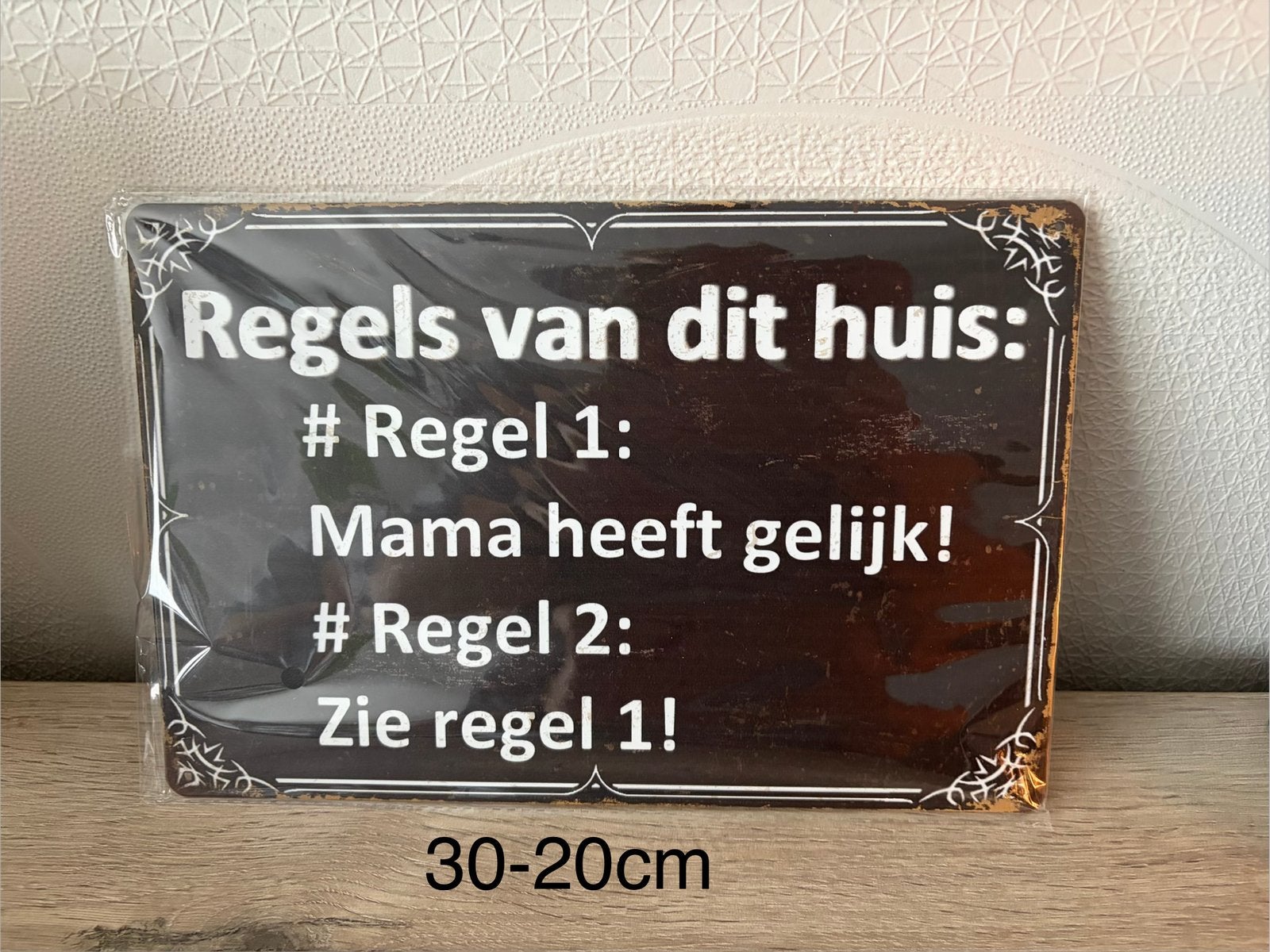 Decoratie plaat ijzer Regeld van dit huis 20-30 cm, Ophalen of Verzenden, Zo goed als nieuw
