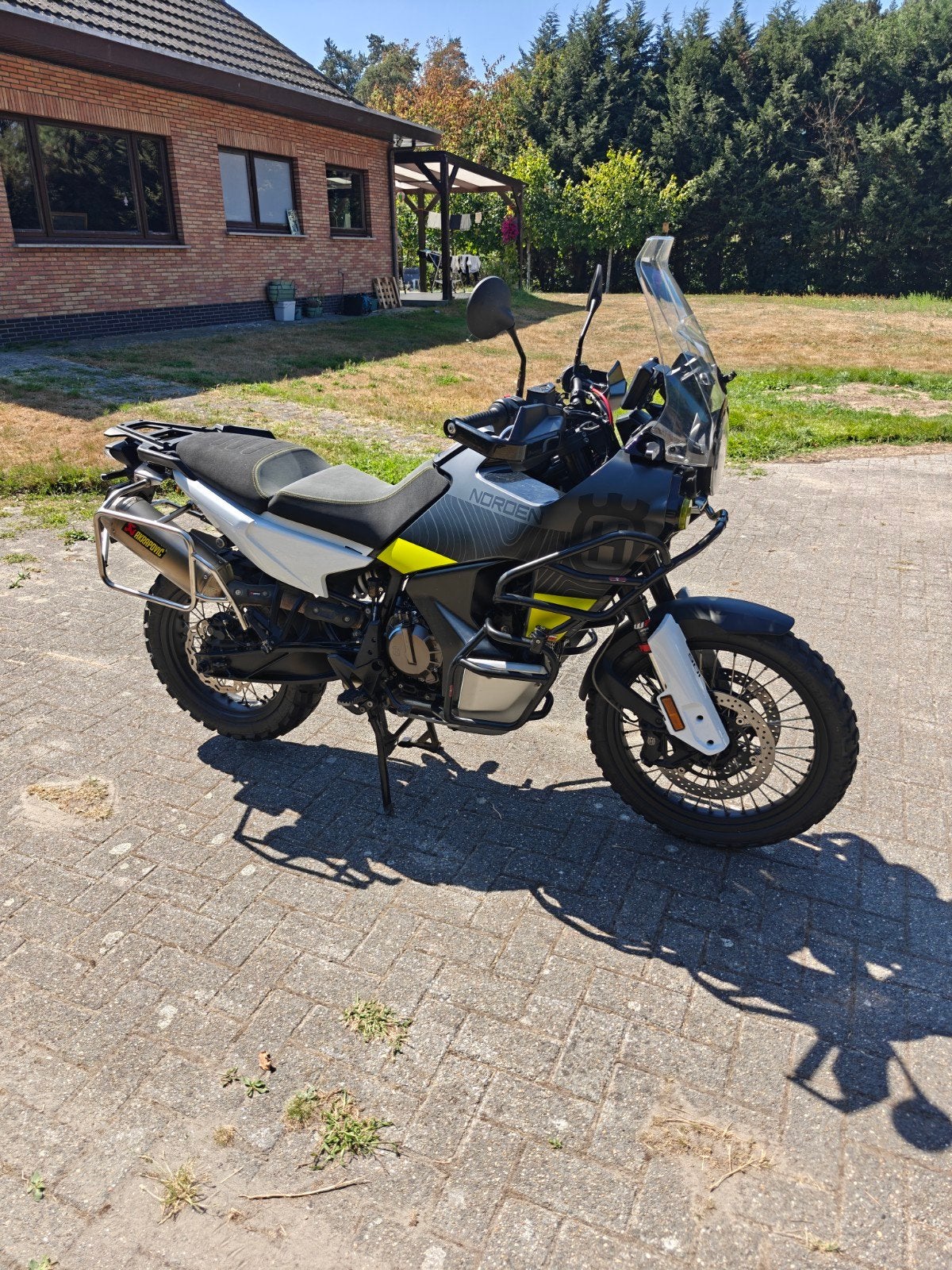 Husqvarna Norden 901, Motoren, 2 cilinders, Handvatverwarming, Occasion, Motorrijbewijs A