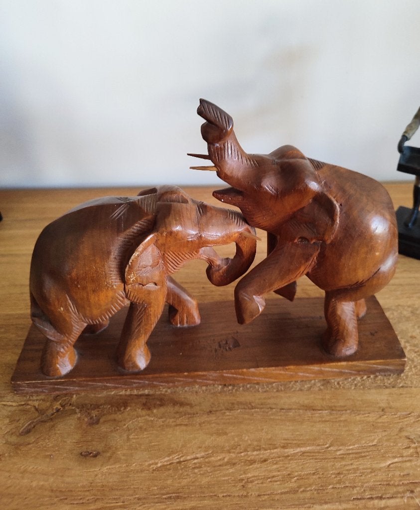 Asie: duo d'éléphants en bois sculpté. Artisanat, années 70, Sculpture, Enlèvement ou Envoi, Brun, Sculpté