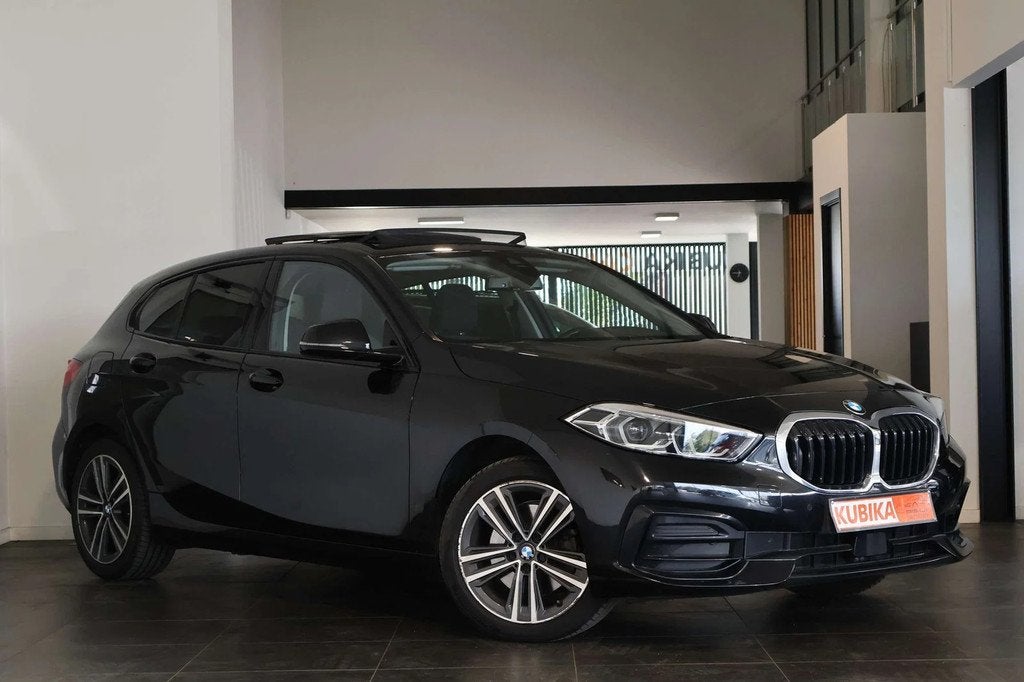 BMW 1 Serie 118 118iA Sport Line Pano Camera CruiseC LED Gar, 1 Reeks, Gebruikt, 136 pk, Zwart