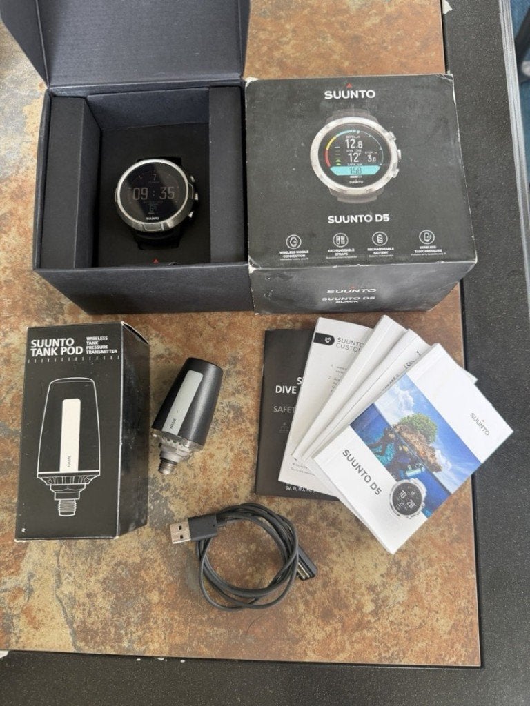 Suunto D5 Black / SS Bezel + Tank POD Tauchcomputer, Sports nautiques & Bateaux, Enlèvement ou Envoi, Neuf