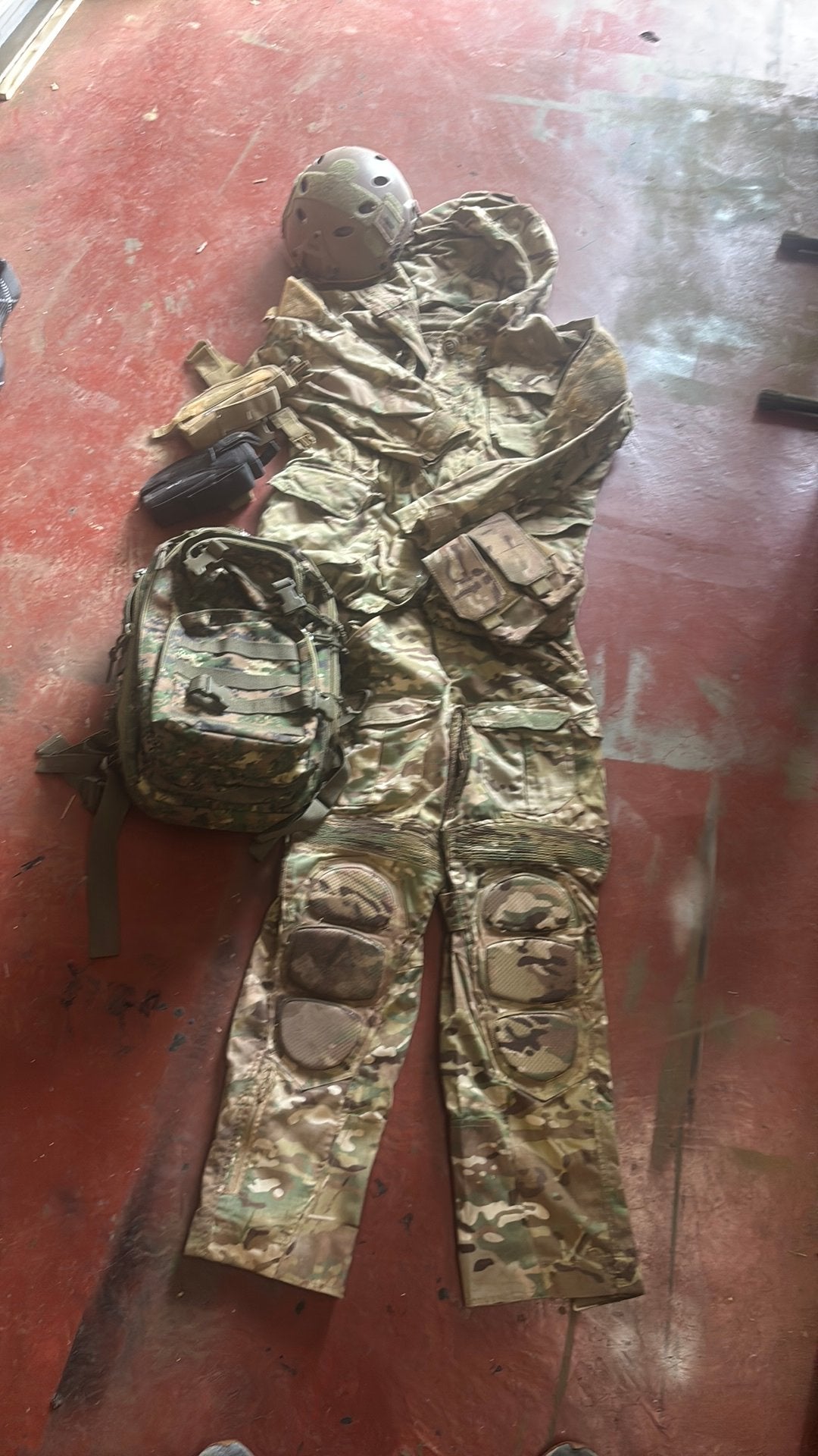 Airsoft tenue multicam casque , sac à dos, pouch holsters, Hobby & Loisirs créatifs, Modélisme | Figurines & Dioramas, Enlèvement