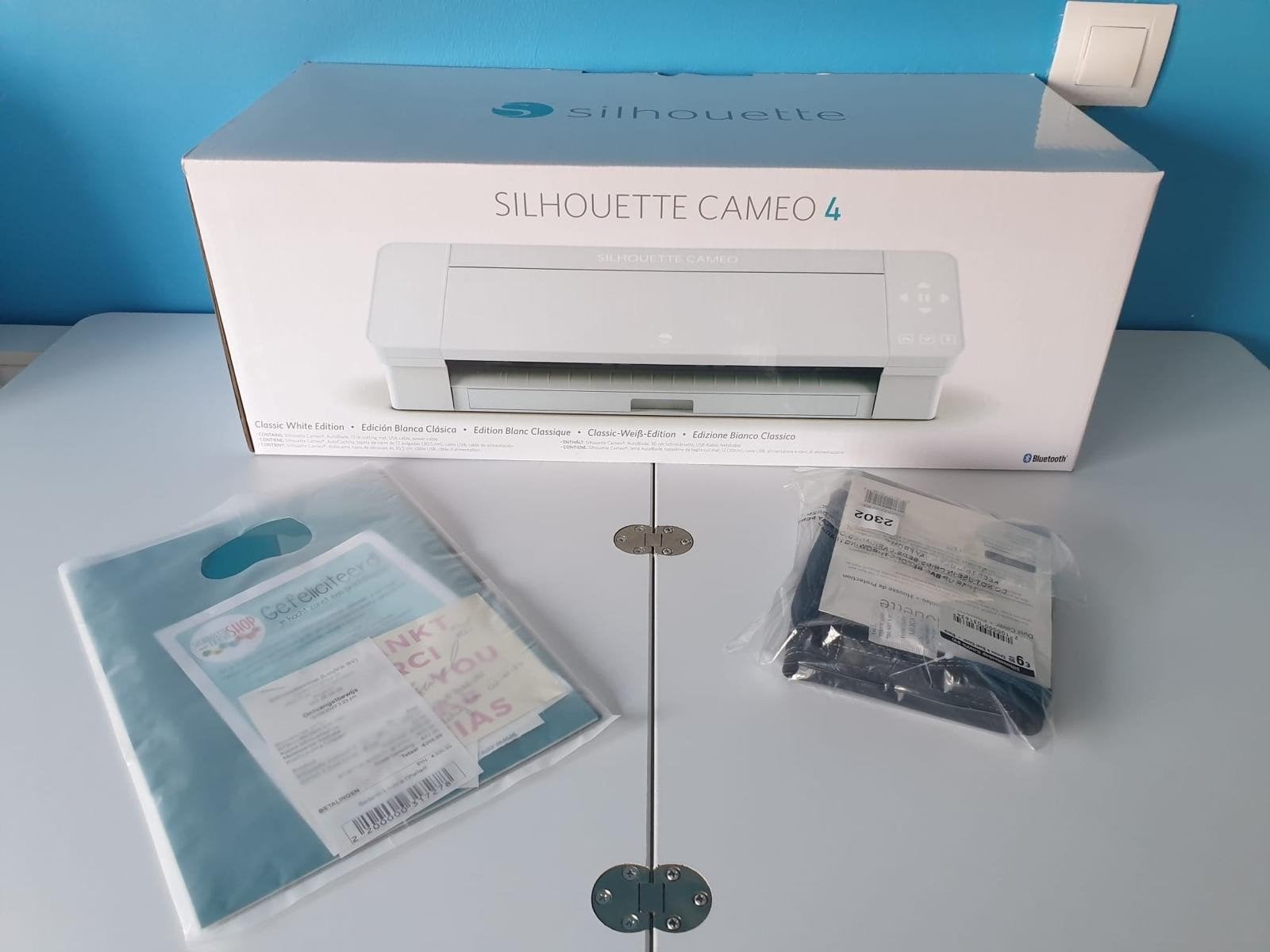 Silhouette Cameo 4

•Silhouette Cameo 4
•AC-adapter/stroomk, Enlèvement