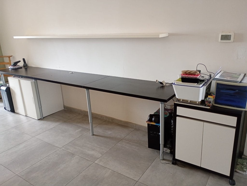 bureau (3 x 1,2 m) + 3 kastjes + boekenplank, Goulotte de câbles, Utilisé, IKEA, Bureau-armoire combiné